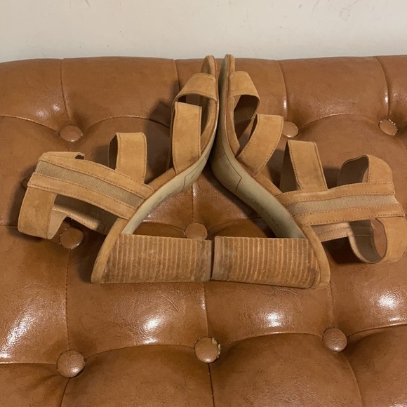 Tahari Media Suede Strappy Sandal, Sz 8.5 - Picture 6 of 10